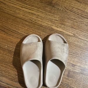 Yeezy slides Men’s